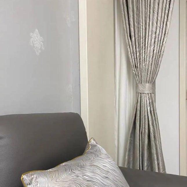 Silverfärgad mörkläggningsgardin med vågigt mönster