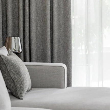 Mörkgrå mörkläggningsgardin Valego med fiskbensmönster