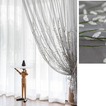 Skir gardin med broderat grenmönster