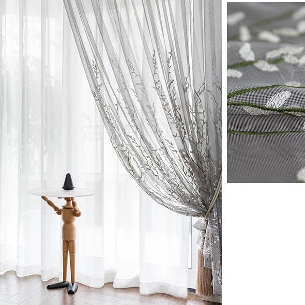 Skir gardin med broderat grenmönster