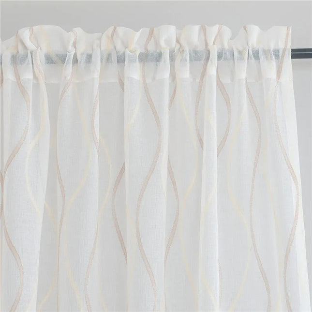 Tunn gardin med vertikalt vågmönster