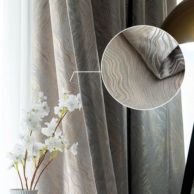 Silverfärgad mörkläggningsgardin med vågigt mönster