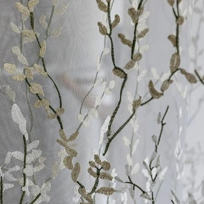 Skir gardin med broderat grenmönster