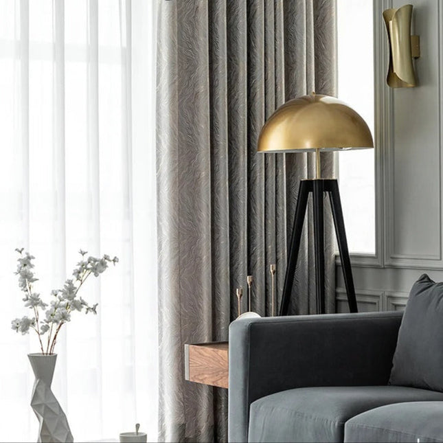 Silverfärgad mörkläggningsgardin med vågigt mönster