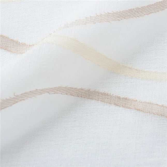 Tunn gardin med vertikalt vågmönster