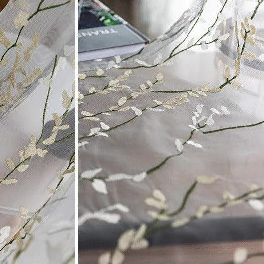 Skir gardin med broderat grenmönster