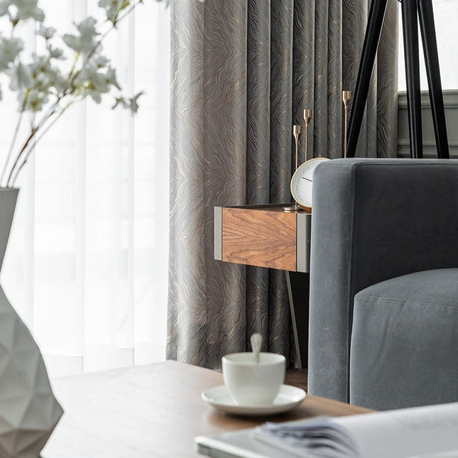 Silverfärgad mörkläggningsgardin med vågigt mönster