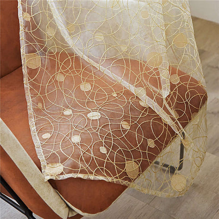 Vit mönstrad voilegardin för sovrum