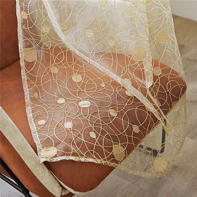 Vit mönstrad voilegardin för sovrum