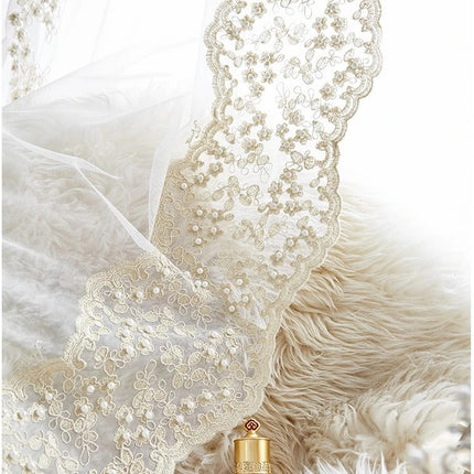 Ljusfiltrerande tunn gardin med öljetter