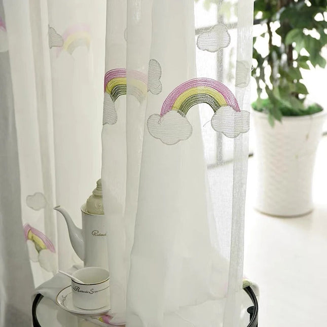 Barngardin med regnbågar och moln