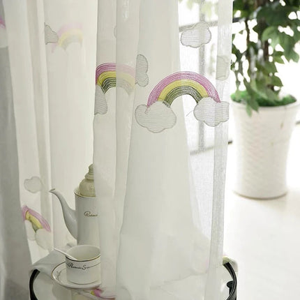 Barngardin med regnbågar och moln