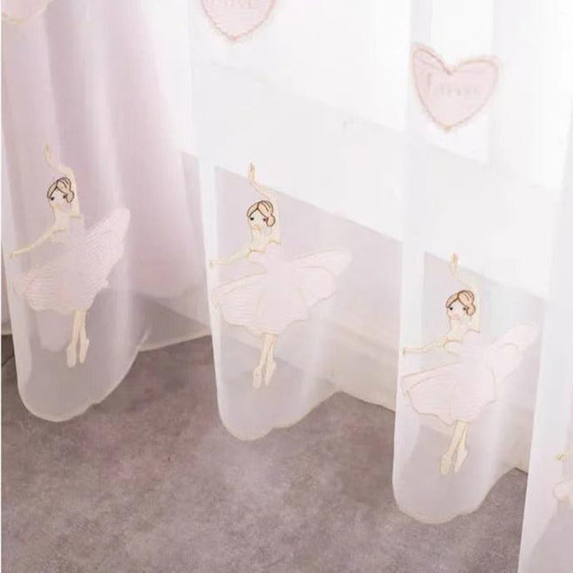 Tunn gardin med broderade ballerinor