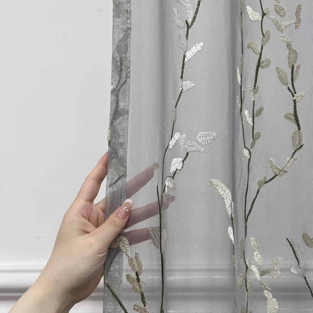 Skir gardin med broderat grenmönster