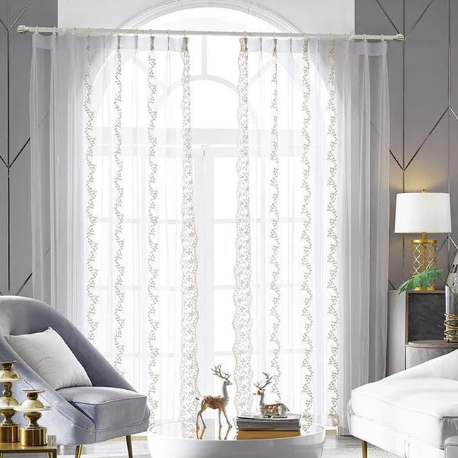 Ljusfiltrerande tunn gardin med öljetter