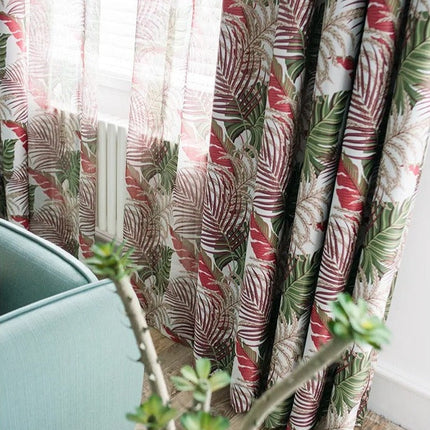 Tunn gardin med mönster av blad