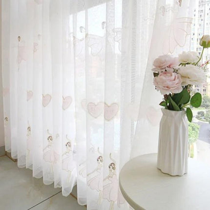 Tunn gardin med broderade ballerinor