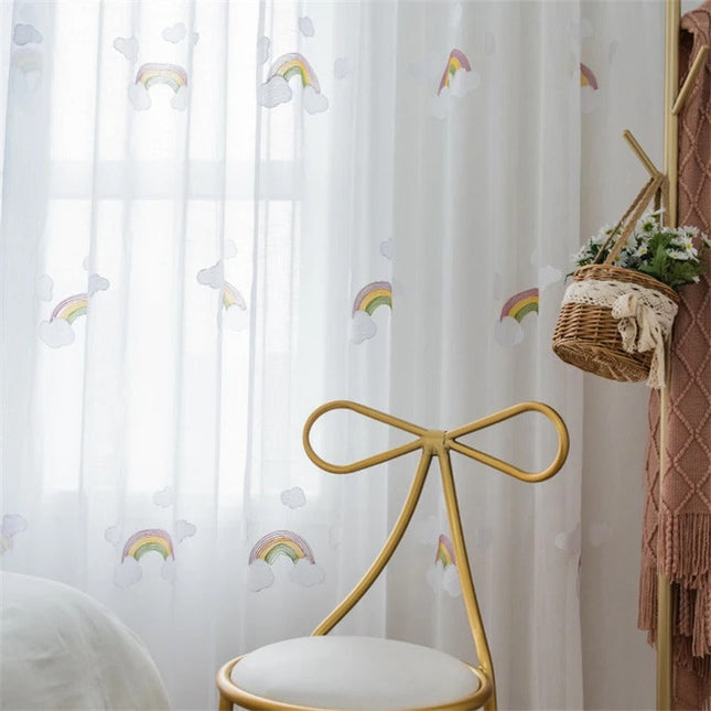 Barngardin med regnbågar och moln