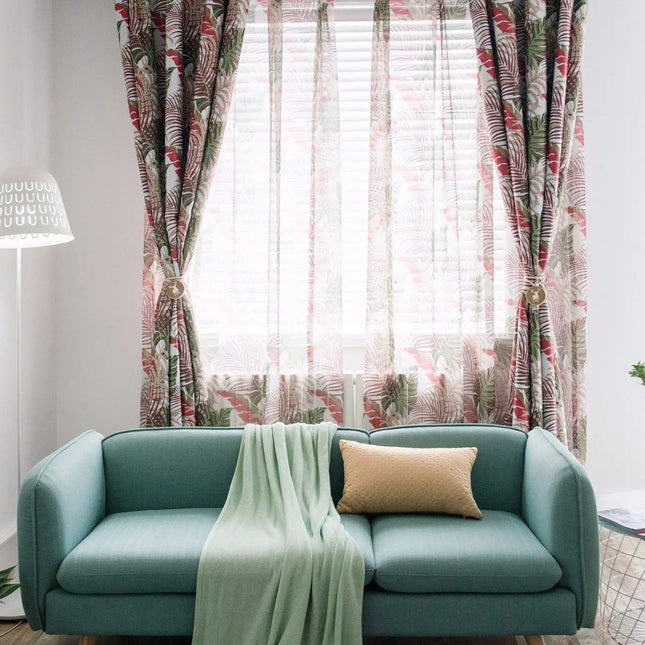 Tunn gardin med mönster av blad