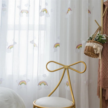 Barngardin med regnbågar och moln