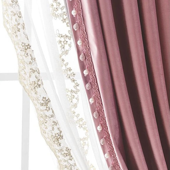 Ljusfiltrerande tunn gardin med öljetter