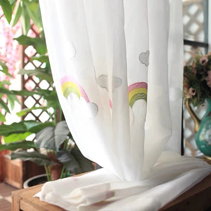 Barngardin med regnbågar och moln