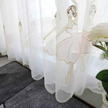 Tunn gardin med broderade ballerinor