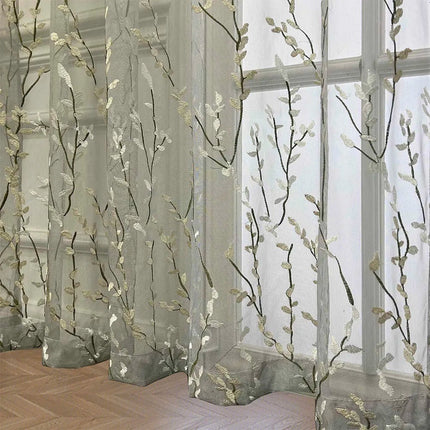 Skir gardin med broderat grenmönster