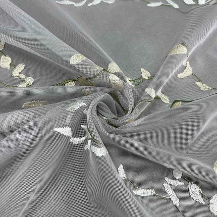 Skir gardin med broderat grenmönster