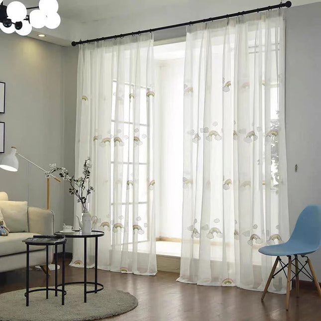 Barngardin med regnbågar och moln