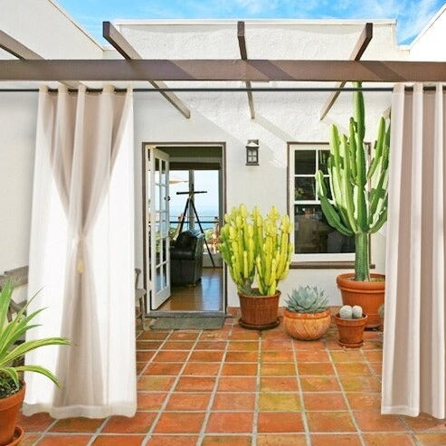 Vattentät gardin för uteplats med öglor.