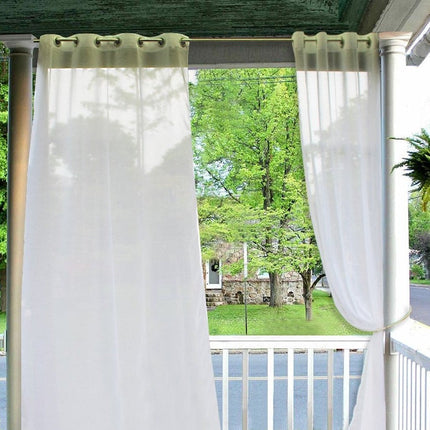 Ljusgrå utomhusgardin i skir linnestruktur