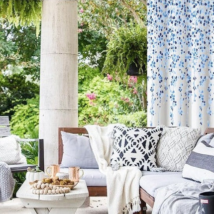 Gardin med mönster av fallande blommor