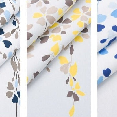 Gardin med mönster av fallande blommor