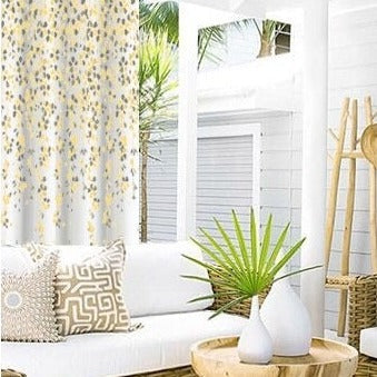 Gardin med mönster av fallande blommor