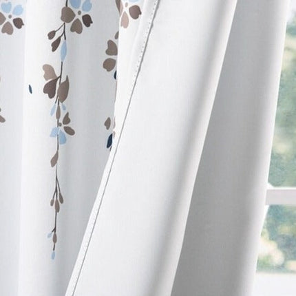 Gardin med mönster av fallande blommor