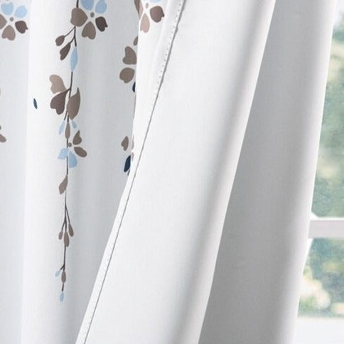 Gardin med mönster av fallande blommor