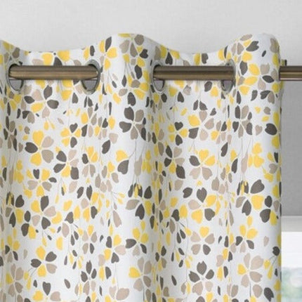 Gardin med mönster av fallande blommor