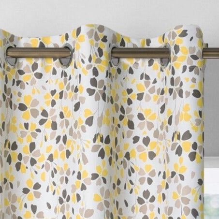 Gardin med mönster av fallande blommor