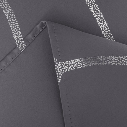 Mörkläggningsgardin med geometriskt silvermönster