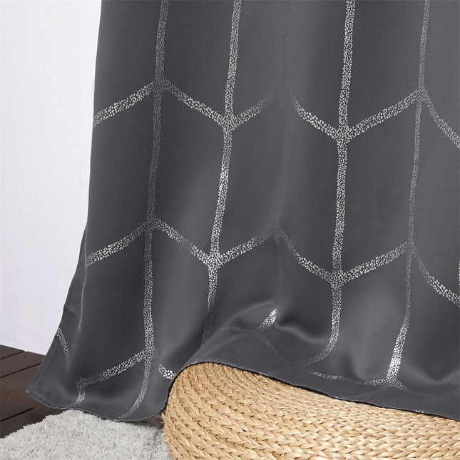 Mörkläggningsgardin med geometriskt silvermönster