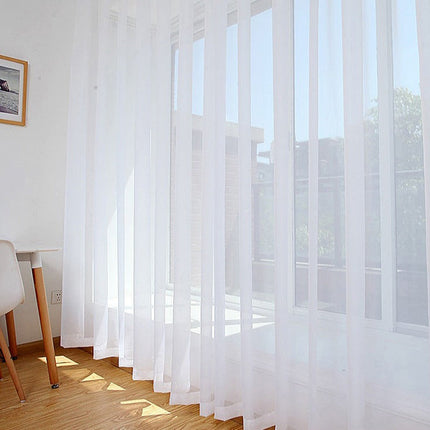 Enkel och stilren vit voilegardin