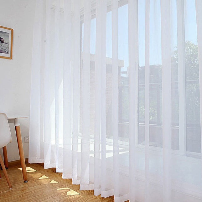 Enkel och stilren vit voilegardin