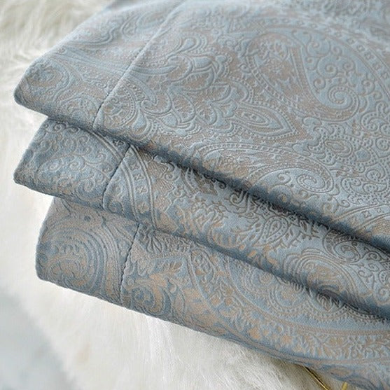 Elegant mörkläggningsgardin med paisleymönster