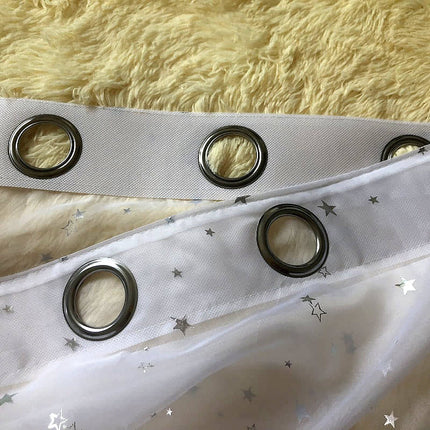 Tunn gardin med silverstjärnor