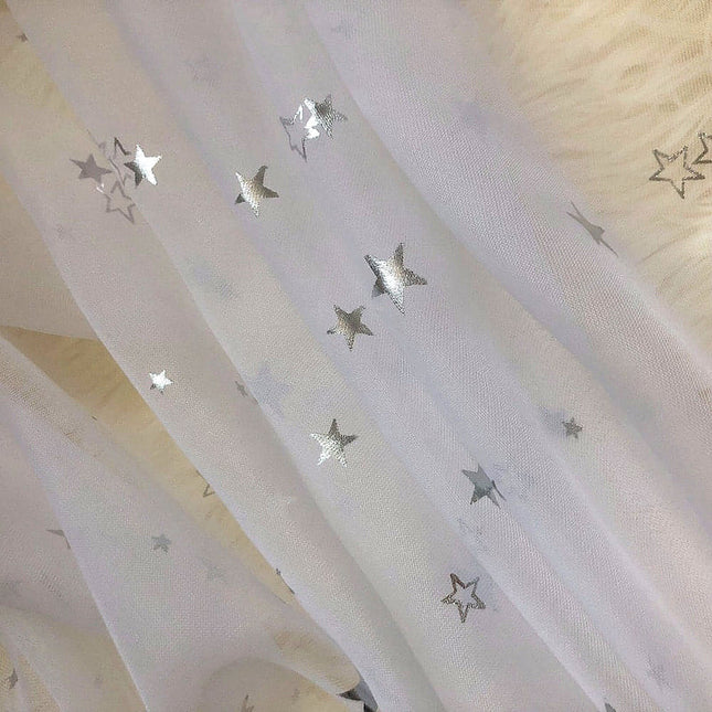 Tunn gardin med silverstjärnor
