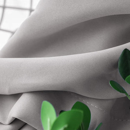 Grå mörkläggningsgardin med öljetter vardagsrum