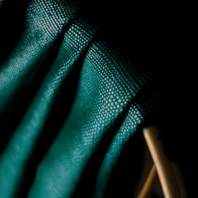 Petrolblå mörkläggningsgardin med texturerat mönster