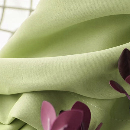 Grön mörkläggningsgardin för sovrum och vardagsrum.