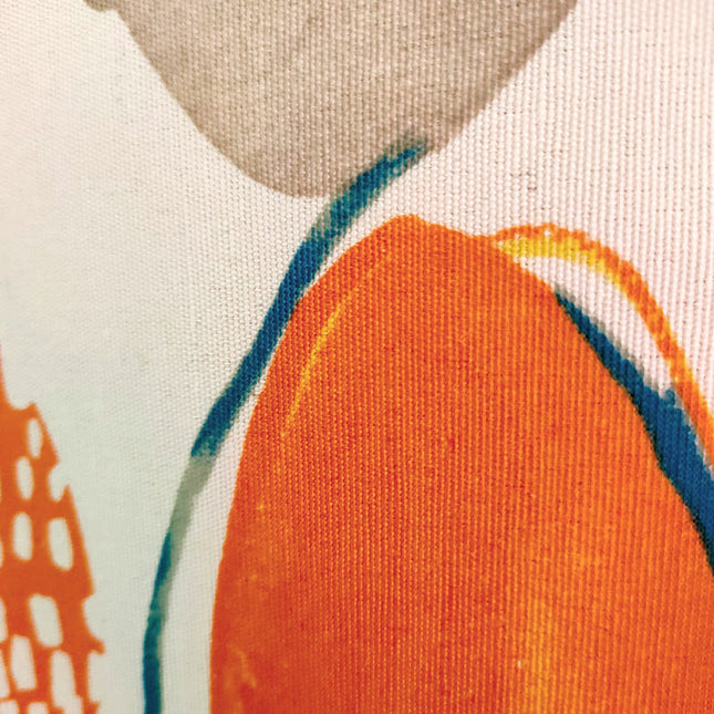 Färgglad gardin med abstrakt modernt mönster.